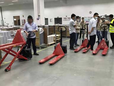 電動高升程搬運車交付使用，感謝廠家羅總親自跟客戶講解操作方法！